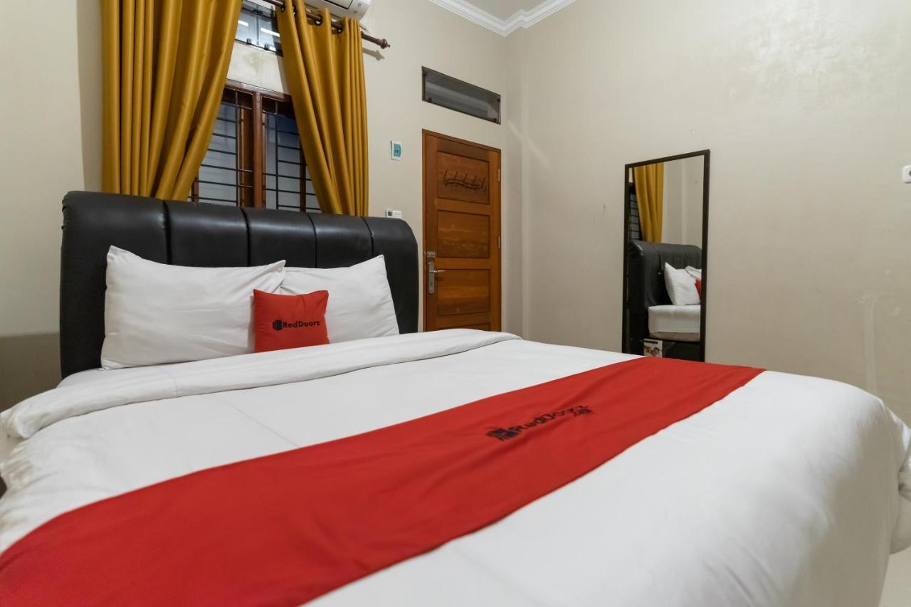 Reddoorz At Joyce Guest House Medan Exterior foto