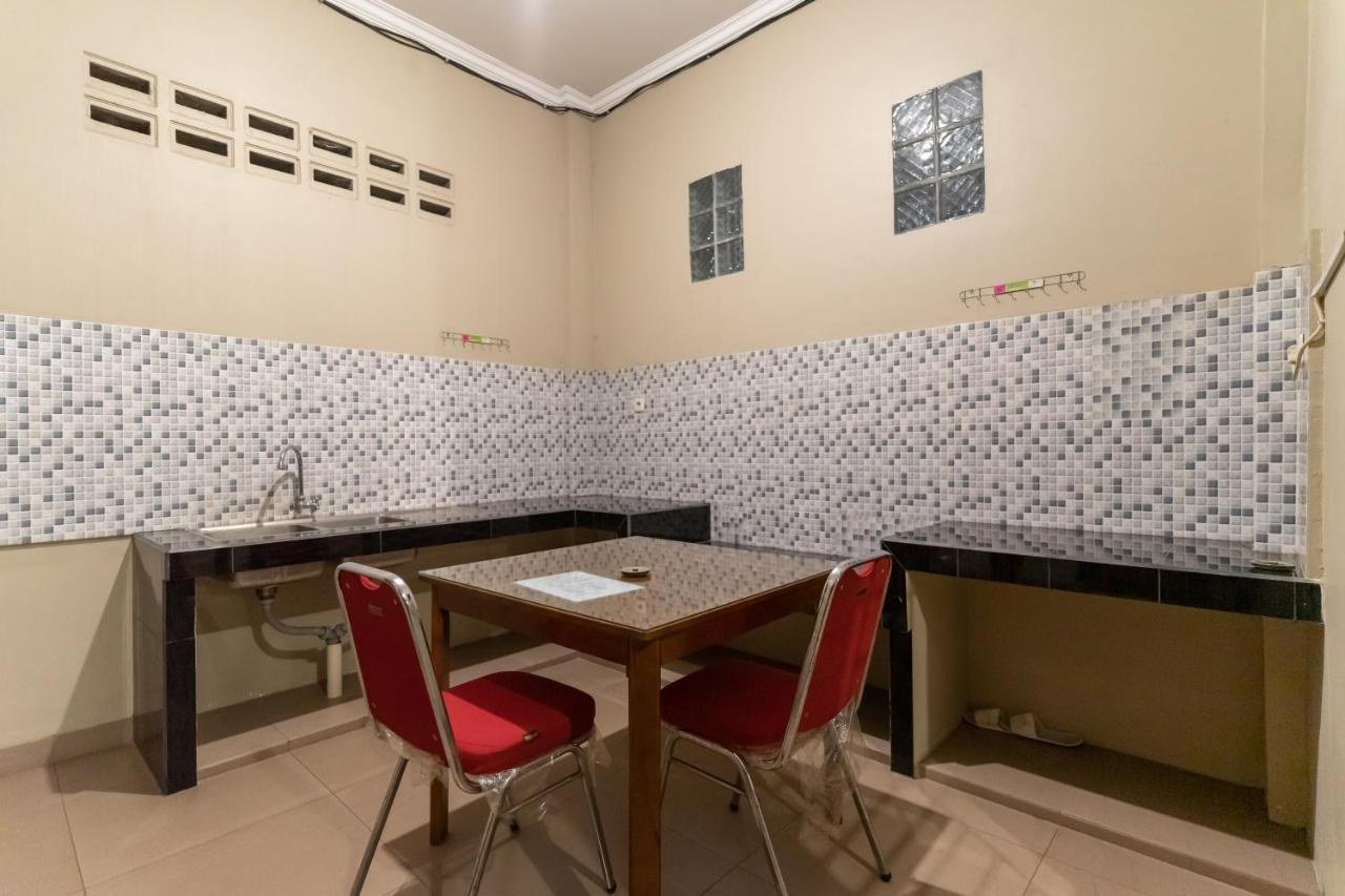 Reddoorz At Joyce Guest House Medan Exterior foto